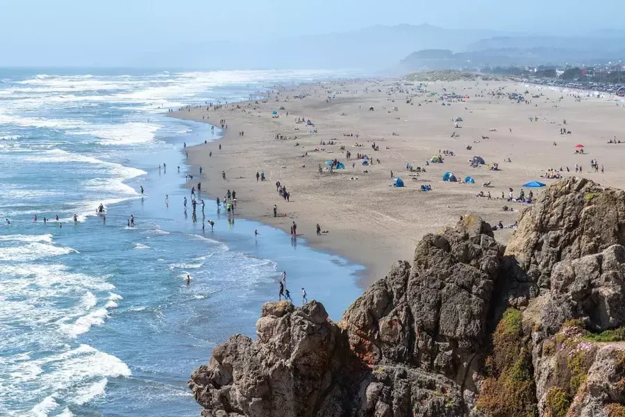 Guardando dall'alto le scogliere dell'Ocean Beach di San Francisco.